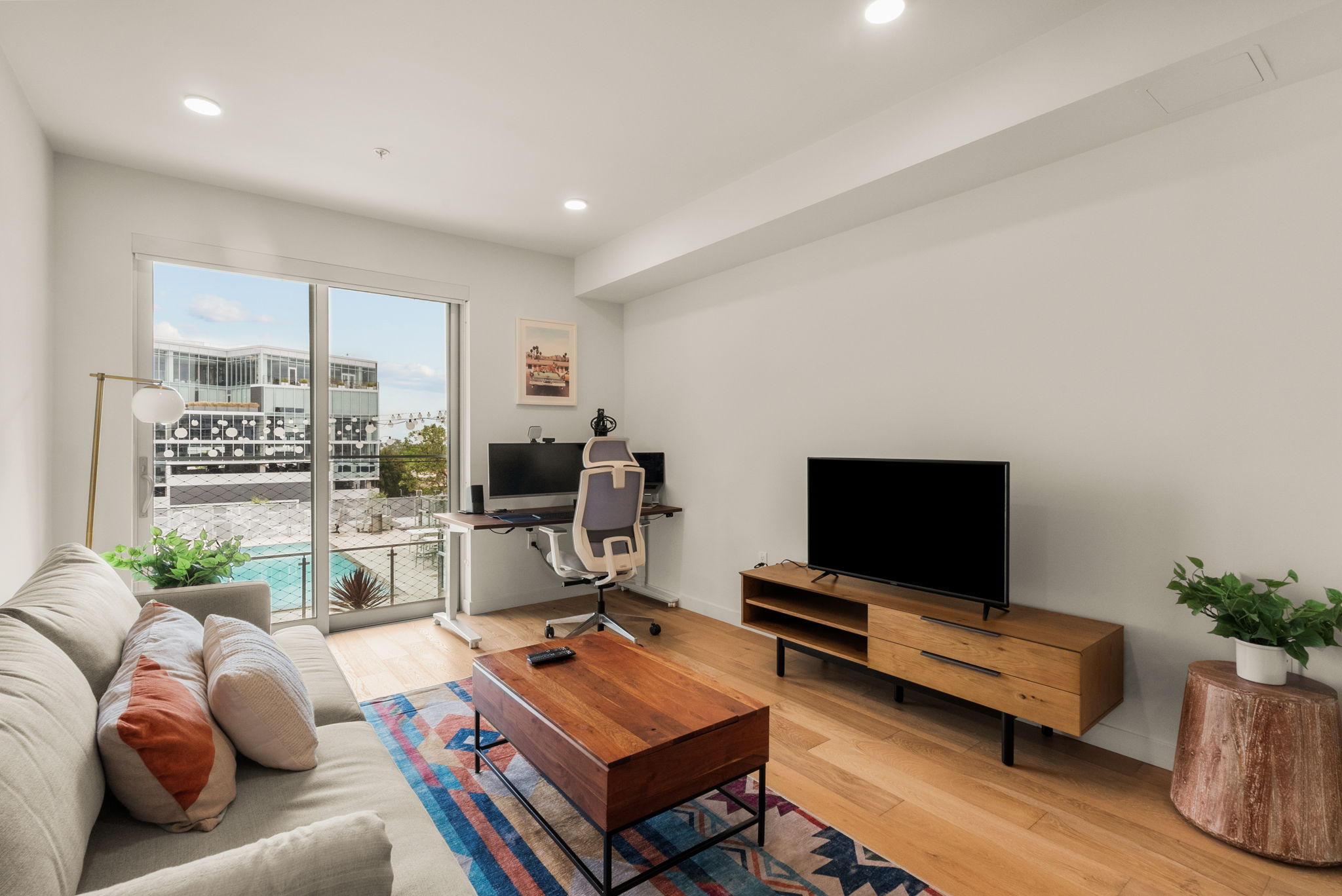 Home Office Setup And Rooftop Lounge - Modern Luxury Retreat - Los Ángeles, CA