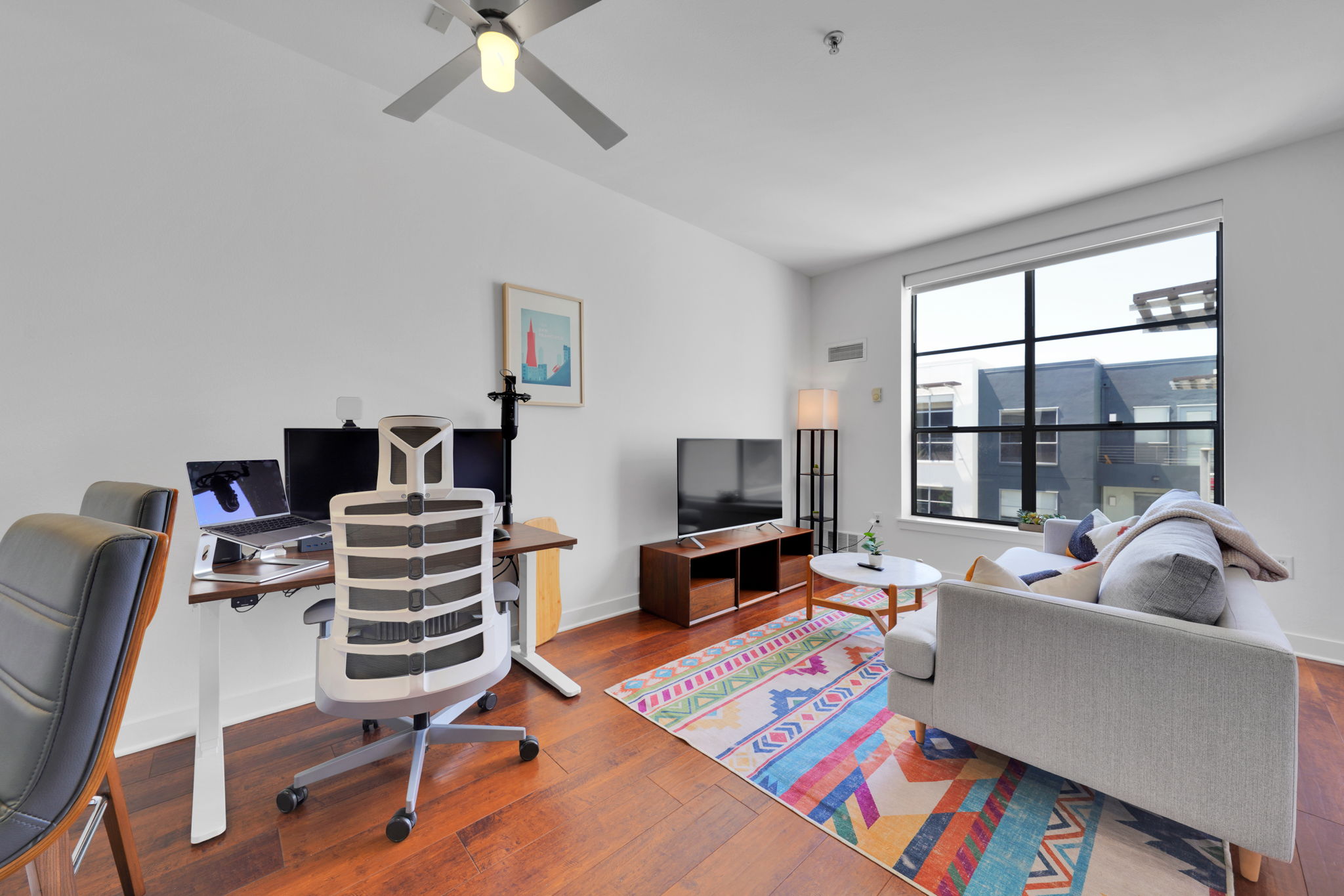 Upscale Community Living And Home Office Setup - Stylish Coastal Retreat - San Francisco, CA